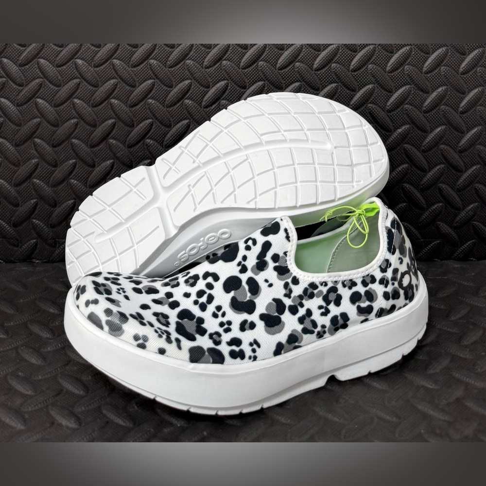 OOFOS Women's Black and White Slip-On Slippers